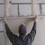 Выравнивание стен по маякам: учимся выставлять маяки под штукатурку своими руками