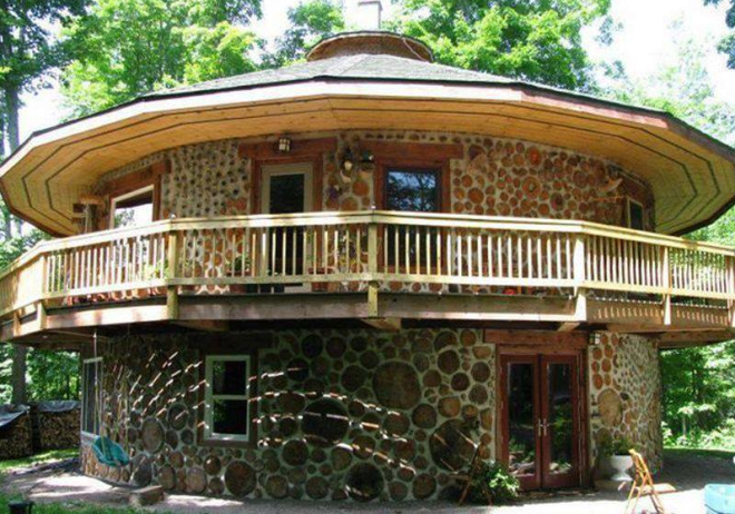 Шедевр экостроительства – круглый дом по технологии глиночурка