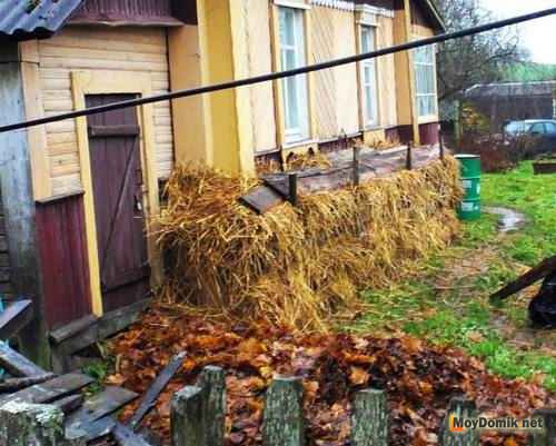 Дедовский метод утепления фундамента дома соломой
