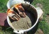 Замешивание раствора для тротуарной плитки
