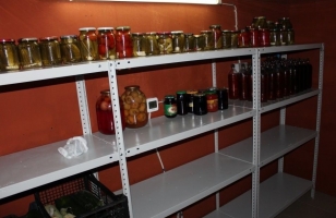 Стелажи в погребе, утепленные стены зашиты гипсокартоном и покрашены Стелажи в погребе, утепленные стены зашиты гипсокартоном и покрашены