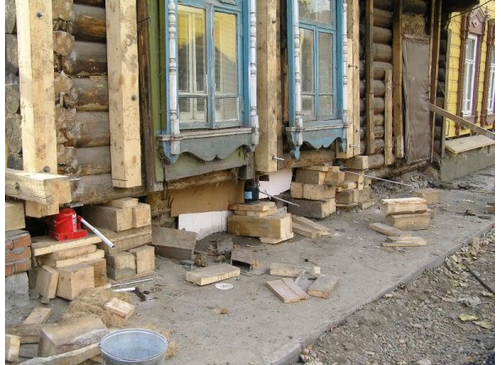 Подъем дома на домкратах