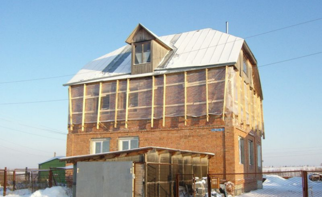 Крыша, поднятая на максимальную высоту, дала возможность построить второй этаж в доме