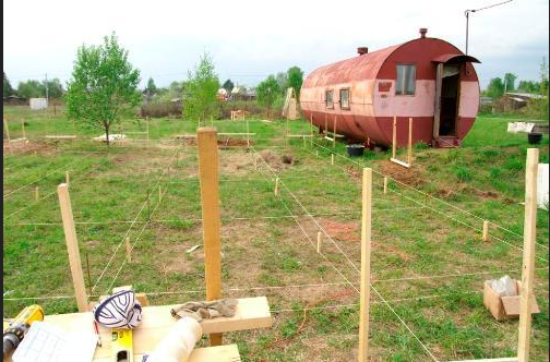 Разметка участка под винтовые сваи с помощью веревок и колышков