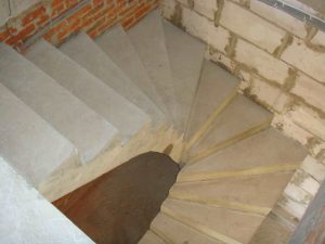 Бетонная лестница с забежными ступенями