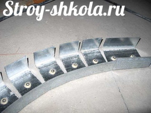 Чтобы сделать форму в виде изгиба металлический профиль разрезается кусачками