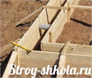 Делаем деревянную опалубку для фундамента поверх траншеи