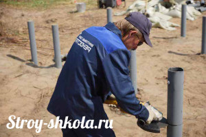 Излишняя длина сваи отрезается болгаркой