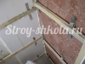 Укладываем пенополистирольные плиты
