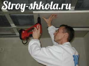 Крепление листов гипсокартона осуществляется с помощью шуруповерта и саморезов