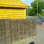 Плетеный забор своими руками