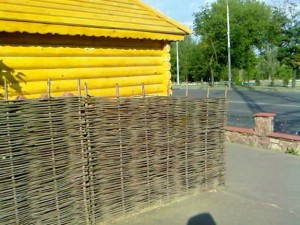 Плетеный забор своими руками