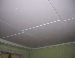 Потолок готов, но остались стыки