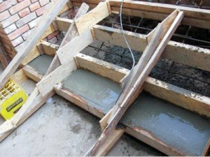 Процесс бетонирования ступеней
