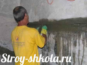 Процесс нанесения раствора на швы фундамента с помощью шпателя