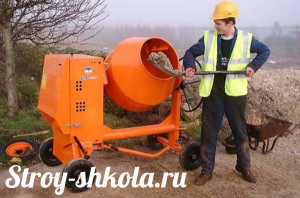 Процесс смешивания раствора в бетономешаке