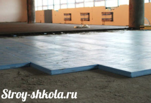 Процесс укладки плит утеплителя на бетонное основание