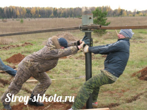 Процесс ввинчивания остальных свай в землю