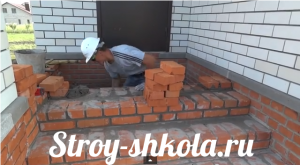 Укладываем последний ряд ступеней,