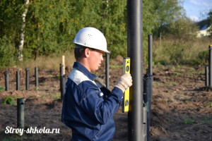 Установка первой угловой сваи