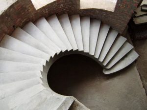 Винтовая бетонная лестница