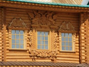 Декор деревом дачного дома