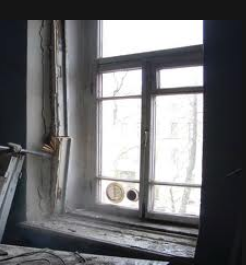 Демонтаж старых деревянных окон.