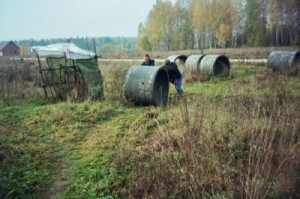 Процесс перемещения бетонных колец