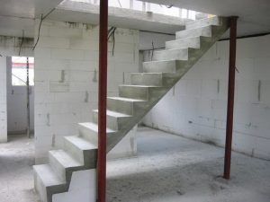 Одномаршевая бетонная лестница