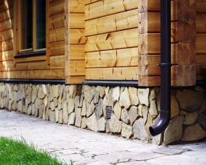 Цоколь, отделанный натуральным камнем