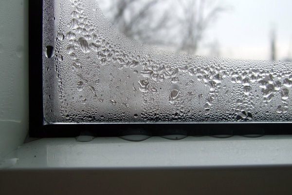 Конденсат на пластиковых окнах
