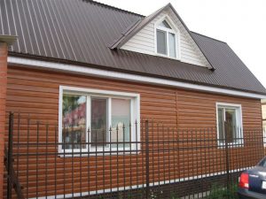 Крыша, покрытая профнастилом