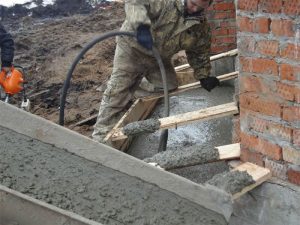 Заливка бетона в опалубку Заливка бетона в опалубку